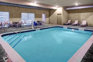 Kolam renang di atau dekat dengan Holiday Inn Express & Suites Coldwater, an IHG Hotel