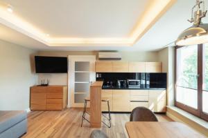 een keuken met een tafel en een eetkamer bij Grand Apartments - Superior apartment in a luxury closed estate in Sopot