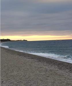 una playa con el océano y la costa en La Mansarda, en Marina di Gioiosa Ionica