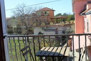 a wooden bench sitting on a balcony with a building at Little sweet escape in Caserta