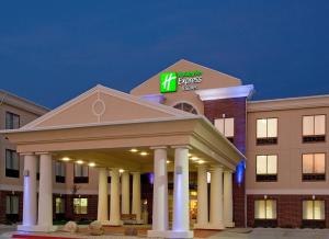 水牛城的住宿－Holiday Inn Express & Suites Buffalo, an IHG Hotel，建筑顶部有标志的酒店