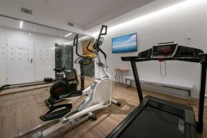 Posilňovňa alebo fitness centrum v ubytovaní Hotel Faleza - z widokiem na morze