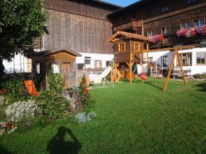 una sombra de una persona en el patio de una casa en Nöglhof, en Radstadt