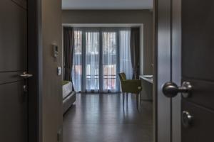 Pokój z sypialnią z łóżkiem i biurkiem w obiekcie Hotel Matilde - Lifestyle Hotel w mieście Napoli