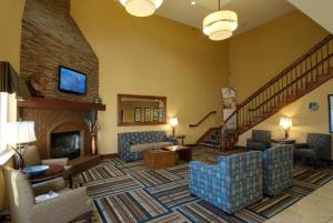a living room with a couch and a fireplace at Holiday Inn Express - Canyon, an IHG Hotel in Canyon