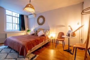 Un pat sau paturi într-o cameră la Bambu Sleep Boutique