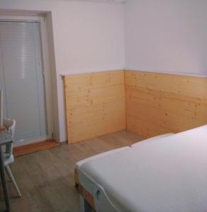 ein Schlafzimmer mit einem weißen Bett und einem Fenster in der Unterkunft Pokljuka Triglav national park in Zgornje Gorje