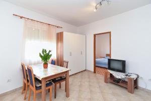 TV a/nebo společenská místnost v ubytování Apartments Edin 1359