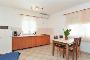 Kuchyň nebo kuchyňský kout v ubytování Apartments Edin 1359