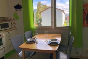 tavolo da pranzo con due bicchieri di vino sopra di Värikäs puutalokaksio 1-6 hlölle, ilm parkit a Oulu