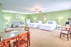 Sala de estar con 2 camas y mesa en East Shore Lodging en Hawley