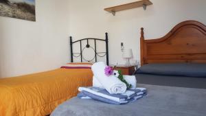 two beds in a room with towels and a bed at CAN CALLAU in Poblenou del Delta