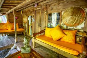 Ein Sitzbereich in der Unterkunft Swasti Eco Cottages