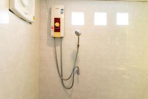 una doccia in bagno con tubo a muro di Living Naraa Place a Bangkok Altre 34 foto