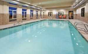 Басейн в или близо до Holiday Inn Express & Suites Gallup East, an IHG Hotel