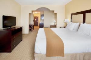 Tempat tidur dalam kamar di Holiday Inn Express Georgetown, an IHG Hotel