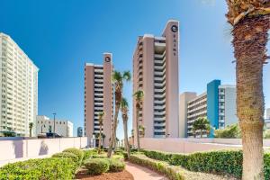 een rij hoge gebouwen met palmbomen en een stoep bij 15-th Floor Ocean Front Views at Palms Resort in Myrtle Beach
