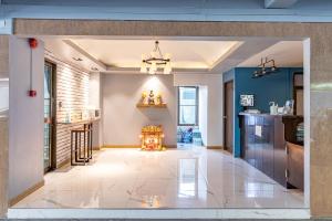 una cucina con pareti blu e pavimento piastrellato di Living Naraa Place a Bangkok