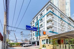 ein blaues Straßenschild vor einem Gebäude in der Unterkunft Living Naraa Place in Bangkok