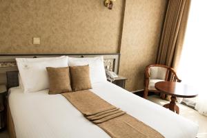 Postel nebo postele na pokoji v ubytování Astorian Grand Hotel Naivasha