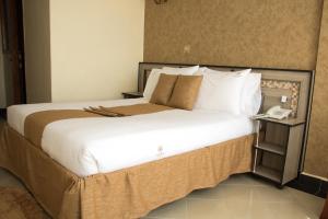 Postel nebo postele na pokoji v ubytování Astorian Grand Hotel Naivasha