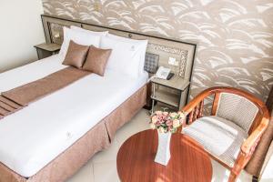Postel nebo postele na pokoji v ubytování Astorian Grand Hotel Naivasha