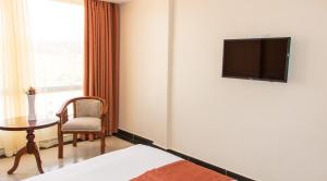 TV a/nebo společenská místnost v ubytování Astorian Grand Hotel Naivasha