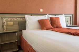 Postel nebo postele na pokoji v ubytování Astorian Grand Hotel Naivasha