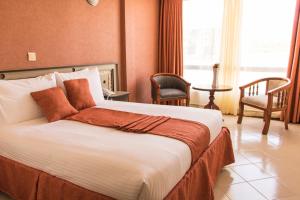 Postel nebo postele na pokoji v ubytování Astorian Grand Hotel Naivasha