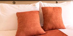Postel nebo postele na pokoji v ubytování Astorian Grand Hotel Naivasha