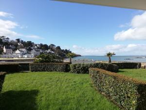 a view of the ocean from the lawn of a house at Surcouf in Douarnenez