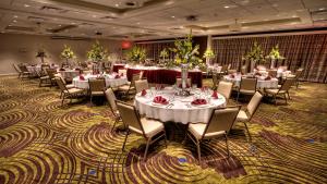 a large banquet room with tables and chairs at Holiday Inn & Suites Tupelo North by IHG in Tupelo +39 photos