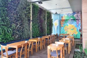 三宝垄新邦利马快捷假日酒店餐厅或其他用餐的地方