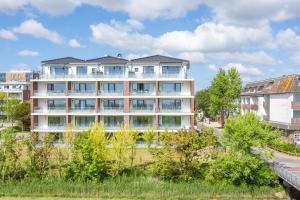 ein Apartmenthaus in einer Stadt mit Bäumen in der Unterkunft Seegarten Appartements Büsum in Büsum