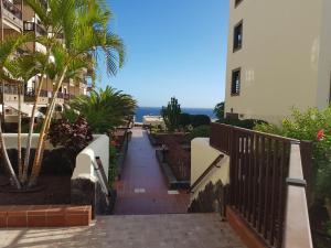 przejście prowadzące do budynku z oceanem w tle w obiekcie Residence balcon del mar w Aronie