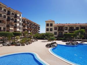 ośrodek z 2 basenami przed budynkami w obiekcie Residence balcon del mar w Aronie