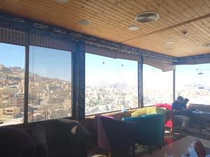 O zonă de relaxare la Petra Visitors Hotel