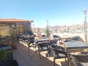 Un balcon sau o terasă la Petra Visitors Hotel