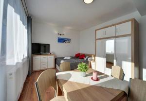Kuchyňa alebo kuchynka v ubytovaní Apart-Invest Apartament Słoneczny Poranek