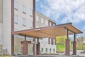 un edificio con toldo frente a un edificio en Holiday Inn Express & Suites New Cumberland, an IHG Hotel en New Cumberland