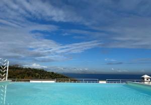 uma grande piscina com vista para o oceano em Boutique Hotel Helios em Sorrento
