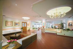 duży salon z kanapą i żyrandolem w obiekcie Orizzonte Acireale Hotel w mieście Acireale +37 zdjęć