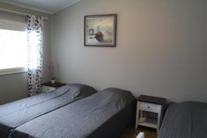 1 dormitorio con 2 camas y una foto en la pared en Hotelli Niittyranta en Niittylahti