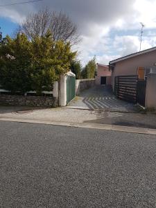 an empty street next to a building with a fence at DUPLEX BASSIN D'ARCACHON in Gujan-Mestras