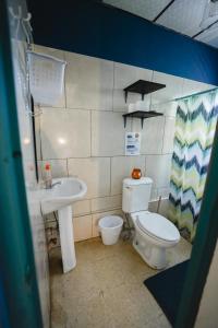 Koupelna v ubytování Hostal & Café Travelers + 37 fotografií