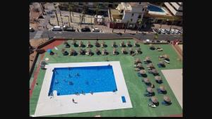 una vista aérea de una piscina con gente sentada a su alrededor en Las Palmeras, 893, en Fuengirola