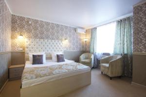 une chambre d'hôtel avec un lit et une fenêtre dans l'établissement Aliva, à Riazan