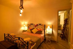 A bed or beds in a room at Il Borgo del Castello