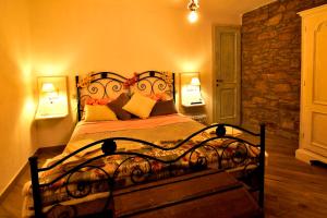 A bed or beds in a room at Il Borgo del Castello