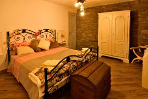 A bed or beds in a room at Il Borgo del Castello